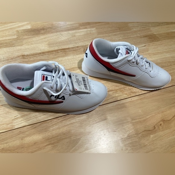 Fila sneakers in size 8 1/2. White in color. NWT. Brand new & never worn - Picture 2 of 4